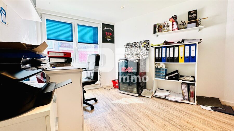 Vollständig kernsaniertes / neu erstelltes EFH in zentraler Lage mit 2 Garagen - OG Schlafzimmer mit Ankleide / Büro